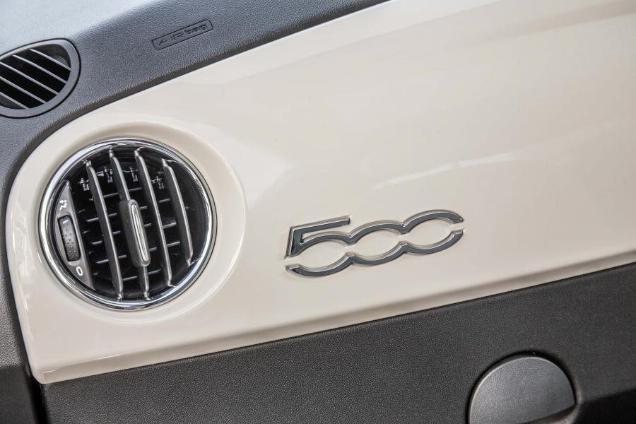 Детали интерьера Fiat 500 Collezione (312) 2018 года  (UK) (фото 28 из 40)